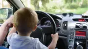 Deux enfants de 4 et 7 ans volent la voiture familiale et blessent grièvement une femme à Oakland