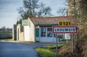 Deux-Sèvres : un incendie parti d'un champ brûlé une maison, trois morts