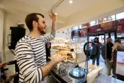 DJ Baguette met le feu au petit-déjeuner de l'hôtel Columbus à Monaco