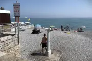 Douches de plage à Cagnes : bras de fer entre le maire et le préfet