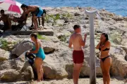 Douches de plage à Cannes : usagers partagés sur leur fermeture