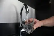 Eau chaude du robinet : risques et précautions