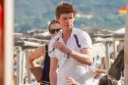 Eddie Redmayne aperçu en famille au Club 55 à Saint-Tropez