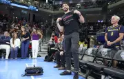 Enes Kanter Freedom expulsé d'un match WNBA pour provocation transphobe
