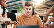 Face au trop-plein d'outils numériques, le retour à la voix au travail
