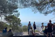 Faron : touristes partagés entre tyrolienne et nature préservée
