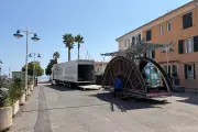 Forains à Cagnes: carrousel et trampoline installés avec l'accord de la mairie