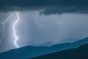 Foudre dans les Hautes-Pyrénées : deux randonneurs en urgence absolue