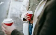 Gobelets à café : des milliers de microplastiques libérés par la chaleur