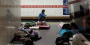 Guerre en Ukraine : à Kiev, des habitants dorment dans le métro même sans frappes