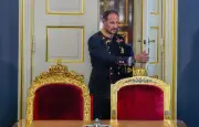 Haakon VIII succède à Harald V, roi d'une Norvège en crise