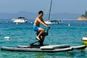 Hydrobike au Lavandou : les vacanciers conquis par le vélo sur l'eau
