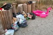 Hyères : la plage de l'Almanarre jonchée de déchets après l'éclipse