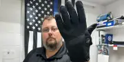 ICE équipe ses agents de gants électriques, inquiétudes sur les abus