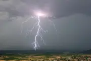 Incendies en Gironde et dans le Var : situation stable, alerte orages