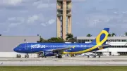 Intrusion dans un avion JetBlue : un homme arrêté, le FBI enquête