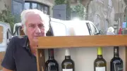Jean Cornus, vigneron fidèle, à son stand sur le marché de Cornus