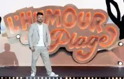 Kev Adams présente la 3e édition de L'Humour à la plage sur TF1