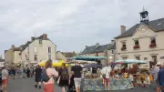 La brocante d’Aumont-Aubrac attire une foule nombreuse en matinée