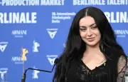 La National Portrait Gallery de Londres acquiert un portrait de Charli XCX