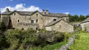 La Roujarie, ferme du XVIIe siècle restaurée par une famille