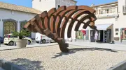 La vague S11 de Mehdi Melhaoui, sculpture énigmatique à Marseillan