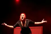 Laura Calu : portraits de sinistrés et spectacle solidaire pour Correns après l'incendie