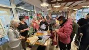 Le Gang des Tricoteuses prépare un arbre de Noël en laine