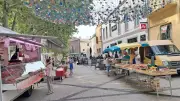 Le marché du jeudi anime la place du Général-de-Gaulle à Pomérols