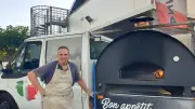 Le pizzaïolo Salvatore s'installe à Montaud avec son camion La Saporita