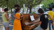 L'Hirondelle s'installe sur la place du Colombier à Génolhac