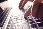 Logokratia : un étudiant de 17 ans crée un réseau social anti-fake news