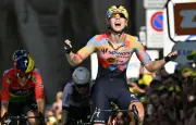 Lorena Wiebes s'impose à Lausanne et endosse le maillot jaune