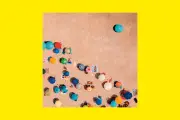 Loris, 22 ans, a une stratégie anti-enfants et anti-soleil à la plage