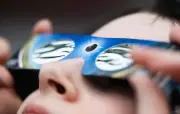 Lunettes éclipse : l'AFA alerte sur des paires non conformes