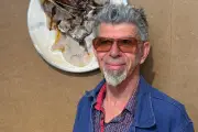 Marc Alberghina célèbre la cigale à Biot pour les 30 ans des Amis du Musée