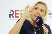 Marine Le Pen remet le cap à gauche devant le Medef