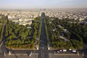 Messe du pape à Paris : Concorde et Champs-Élysées en débat