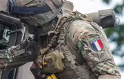 Militaires français photographiés avec le drapeau de la Rhodésie