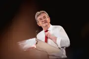 Mélenchon : « mettre la dette au frigo » fait débat chez les économistes