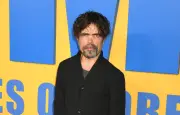 Naughty : Aniston et Dinklage dans une comédie de Noël déjantée