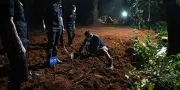 Népal : des victimes de la crue inhumées avant identification