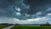 Orages : 10 départements en vigilance orange, rafales jusqu'à 100 km/h lundi
