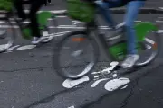 Paris : un cycliste poignardé après un différend, pronostic vital engagé