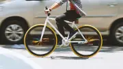 Paris : un cycliste poignardé au cou par un automobiliste