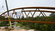 Passerelle de 123 m sur la Cèze : pose de la partie centrale à Bagnols