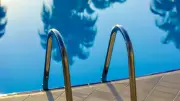 Piscines en conteneurs : l'idée originale d'un métallier du Rhône