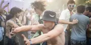 Pogo : l'euphorie des corps en collision dans les festivals