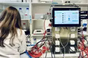 Recyclage enzymatique du plastique : une solution surestimée ?