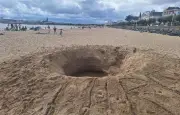 Royan : un trou géant de 1,60 mètre découvert sur la plage